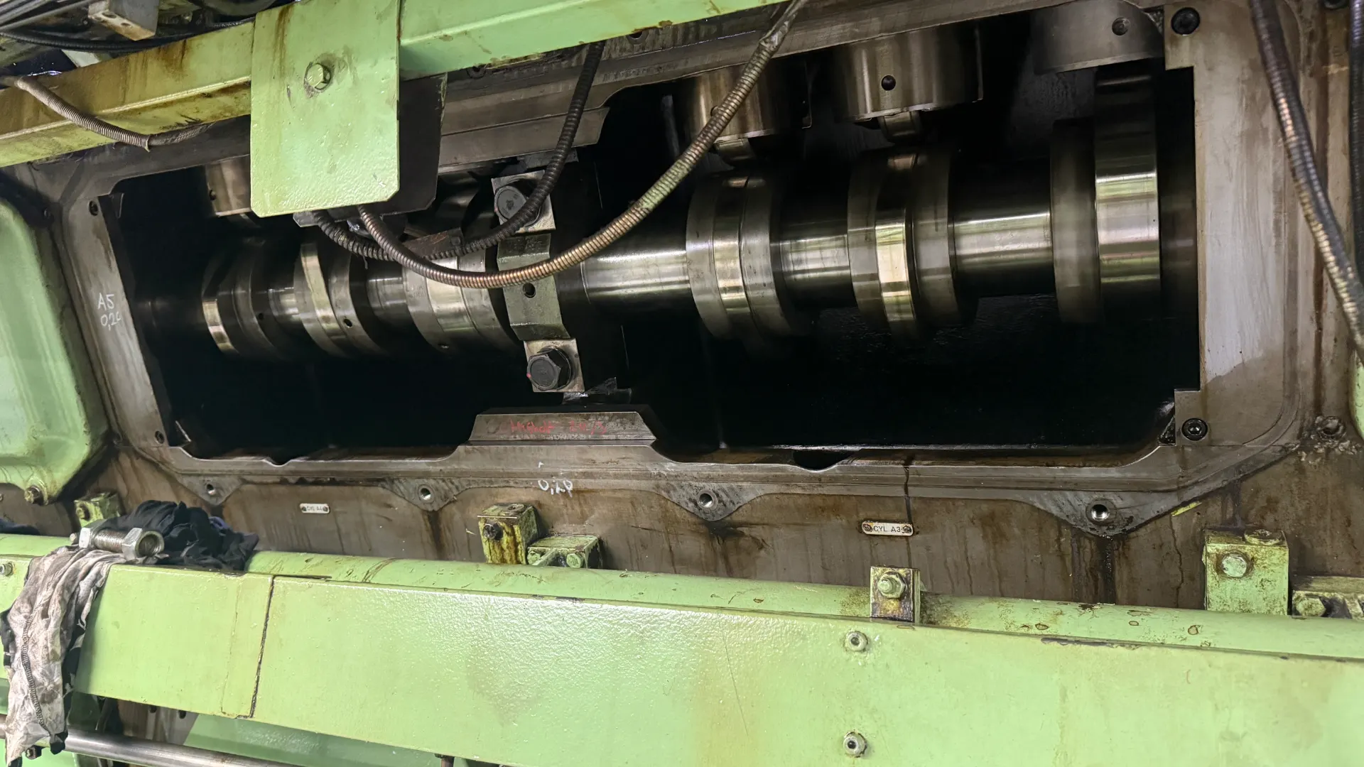 Crankshaft and running gear inside the crankcase of a marine engine